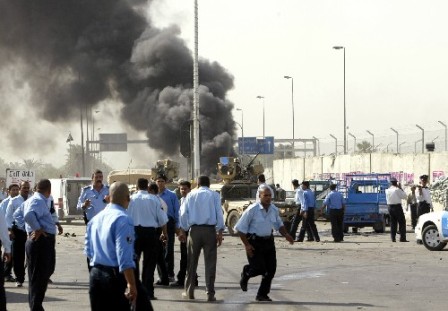 مقتل 12 عراقياً في انفجار سيارتين بعد يوم من تكليف العبادي
